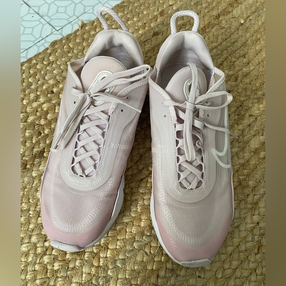 Nike Women’s Air Max 2090 Rose Color. Size 8.5 - Picture 2 of 9